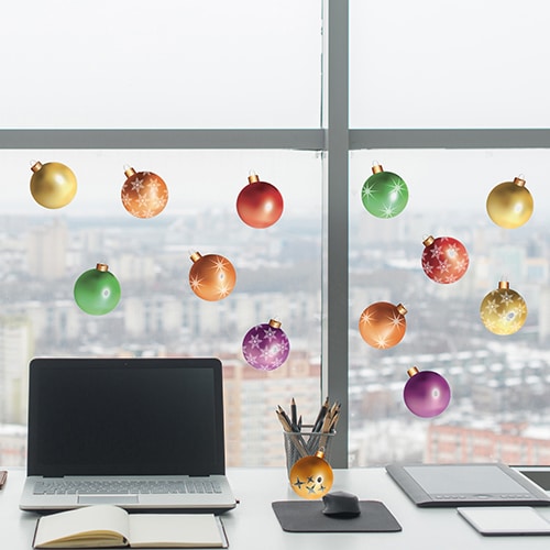 Stickers déco électrostatiques joyeux noel collé sur la fenetre d'un grand bureau pour les fêtes de fin d'année