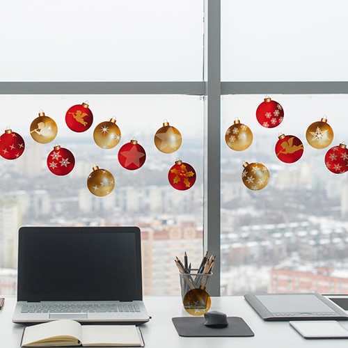 Autocollant Boules de Noël Rouge et Or sur une vitre de bureau