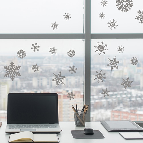 Stickers déco électrostatiques joyeux noel collé sur la fenetre d'un grand bureau pour les fêtes de fin d'année