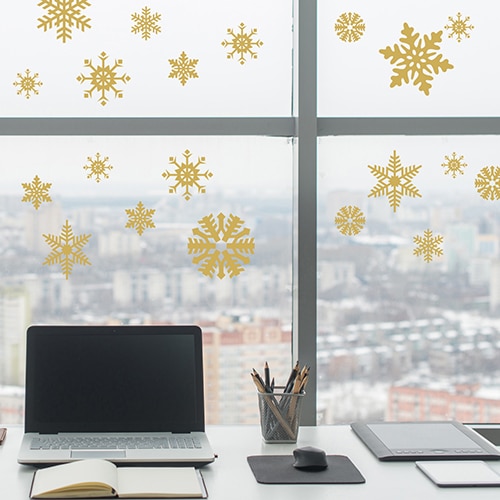 Pommes en Argent en sticker collé sur un mur blanc au-dessus d'un bureau