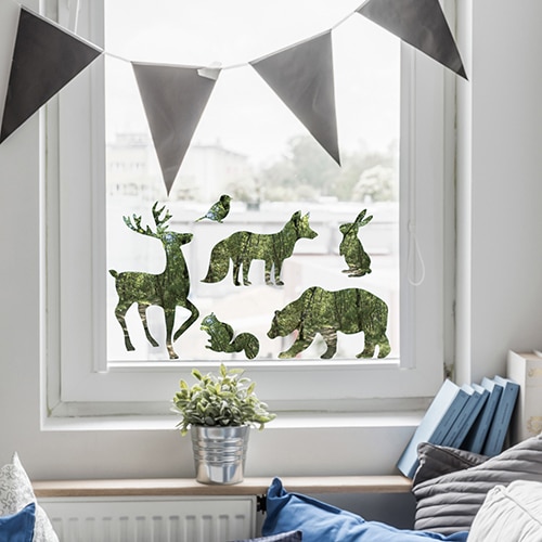 chambre d'enfant décorée avec un panoramique jungle