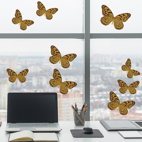 stickers Fleurs au balcon dans un salon au-dessus d'un canapé blanc