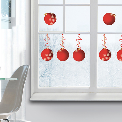 Déco d'un living moderne avec stickers électrostatiques pour vitres et fenêtres boules de Noël rouge - déco de Noël