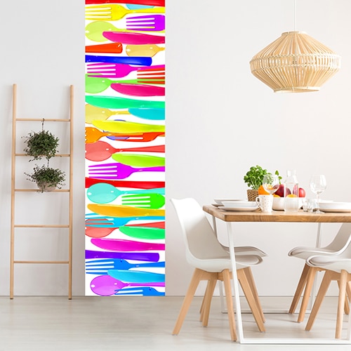 studio moderne avec un décor adhésif pour porte hisbiscus multicolore comme un papier peint