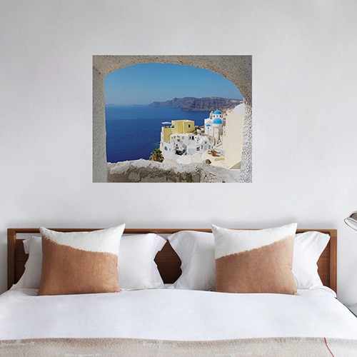 Décoration murale pour tête de lit avec une fausse lucarne en trompe-l'oeil d'un paysage de Grèce.