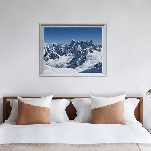 Sticker adhésif fausse fenêtre en trompe-l'oeil Montagne Enneigées pour déco de la chambre en tête de lit.