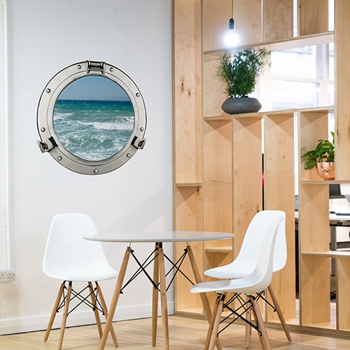 Décoration bord de mer dans une salon avec une cabine de plage adhésive grise.