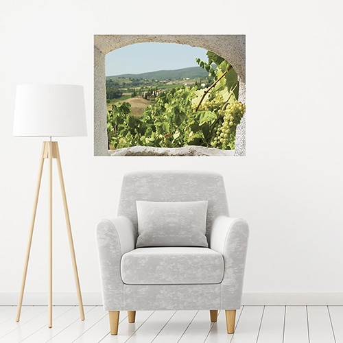 Offrez vous une vue sur les vignes et un paysage de Toscane avec la fausse fenêtre adhésive en trompe-l'oeil Toscane comme dans cette entrée lumineuse.