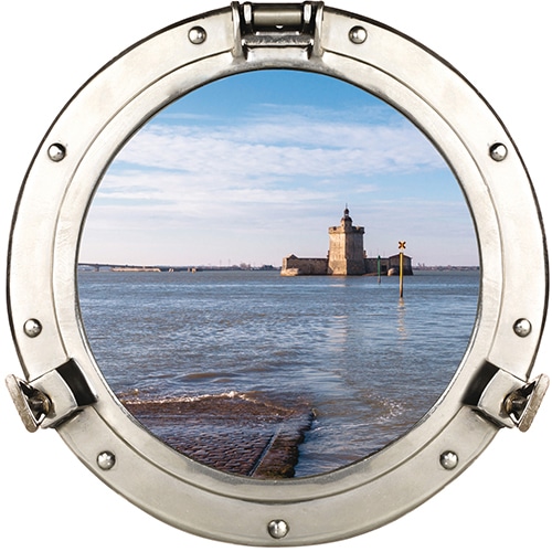 Adhésif déco de fausse fenêtre ronde avec vue sur le fort Louvois comme un hublot de bateau en trompe-l'oeil