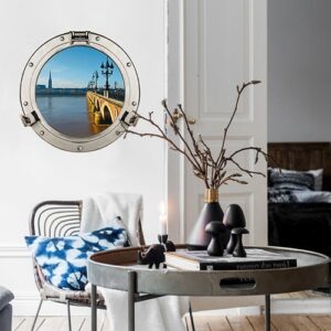 Joli intérieur design avec fausse fenêtre ronde en trompe-l'oeil comme un hublot de bateau avec vue sur le Pont de Piere à Bordeaux.