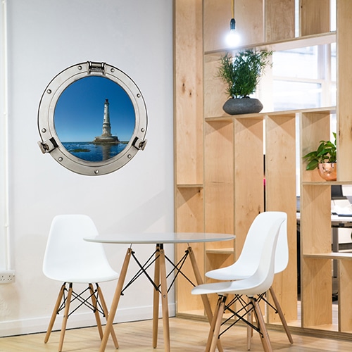 Salle à manger avec Claustra en bois clair et faux hublot de bateau comme une fenêtre en trompe-l'oeil.