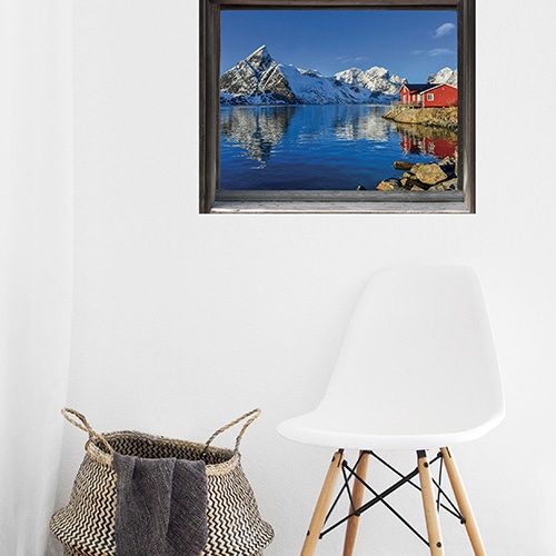 Fausse fenêtre adhésive en trompe-l'oeil avec vue sur un fjord finlandais de Kalajoki dans un salon scandinave.