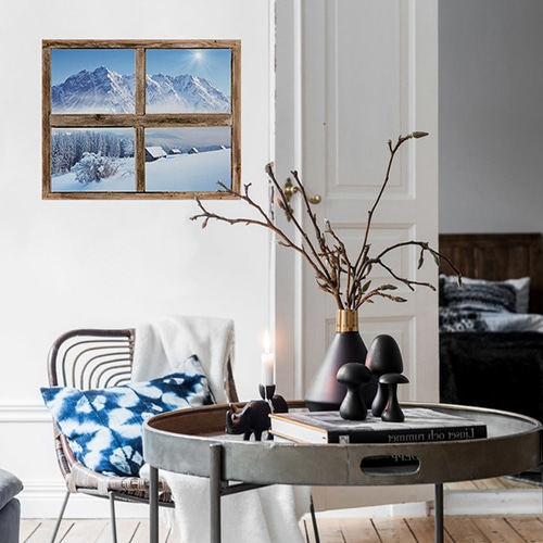 Déco montagne dans ce salon avec la fausse adhésive en fenêtre trompe-l'oeil donnant vue sur la montagne, ambiance chalet dans le salon.