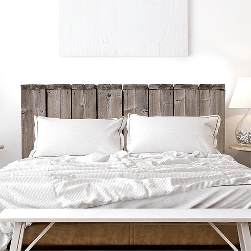 sticker filet de pêche et coquillage sur fond en bois dans une chambre à coucher mur et draps blancs