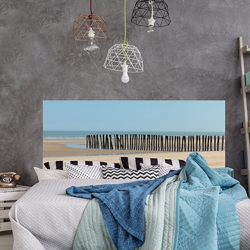 Transformer son salon moderne avec cette magnique photo d'un bord de mer paradisiaque dans un salon avec canapé blanc
