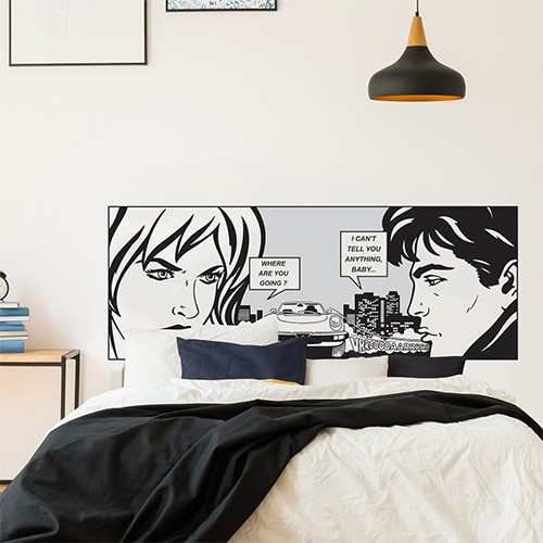 Sticker conversation personnages BD en noir et blanc sur mur blanc