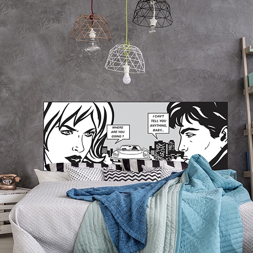 Sticker tête de lit couleur bois avec deux coeurs dans une chambre à coucher aux murs blanc