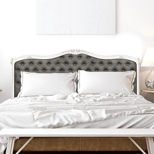 Sticker Capitonné gris foncé pour tête de lit mis en ambiance dans une chambre à couchée aux murs blancs