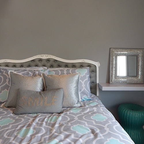 Sticker Vue du Ciel pour tête de lit sur mur gris au-dessus d'un lit avec plaids colorés