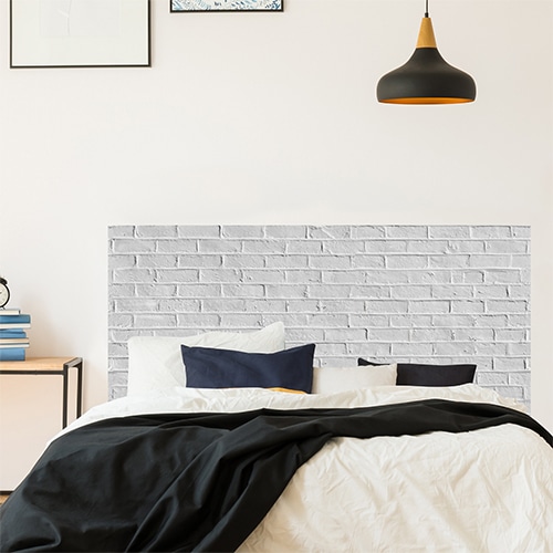Sticker pour tête de lit Briques Blanches mis en ambiance sur un mur clair