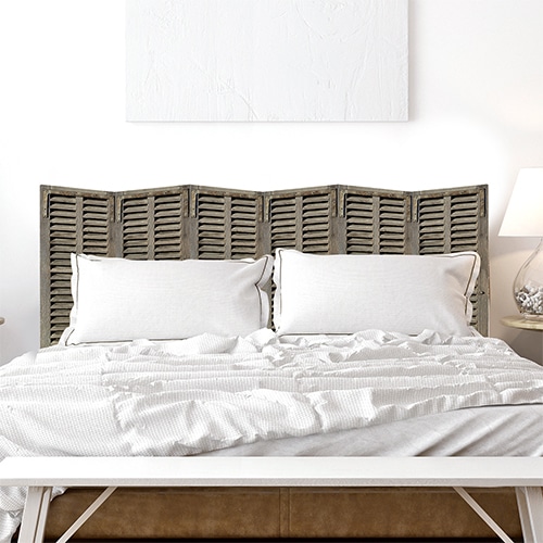 Sticker tête de lit couleur bois avec deux coeurs dans une chambre à coucher aux murs blanc