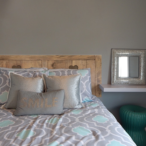 Sticker Persiennes en bois pour tête de lit dans une chambre à coucher aux murs gris