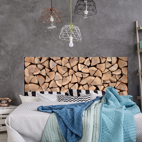 Sticker Bûches en bois pour tête de lit sur mur gris foncé