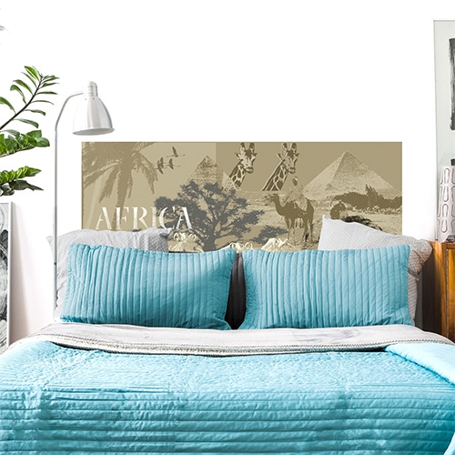 sticker tête de lit safari avec animaux et paysages africains dans une chambre à coucher aux murs blancs