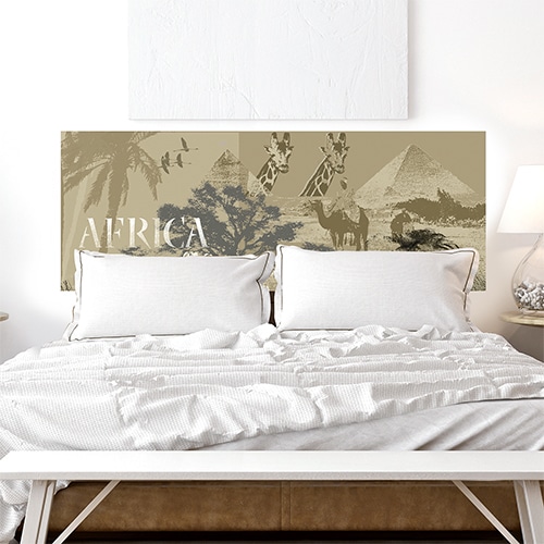 Sticker Tête de lit en forme de fleurs de Tahiti mis en embiance dans une chambre à coucher aux murs blancs