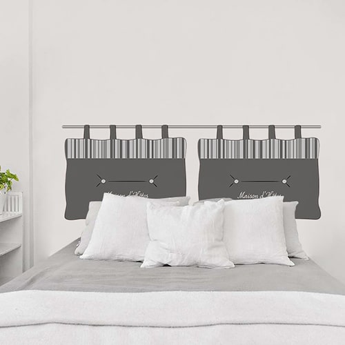 Sticker Littoral Nord pour tête de lit au-dessus d'un lit avec plaids colorés