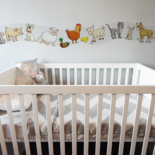 Mosaïque de stickers muraux palmier pour enfant mis en ambiance dans une déco de chambre pour bébé