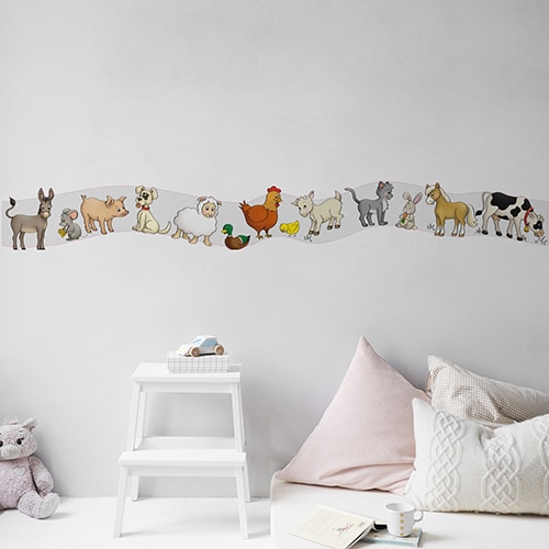 Sticker Frise Animaux de la Ferme sur mur clair et coussins clairs