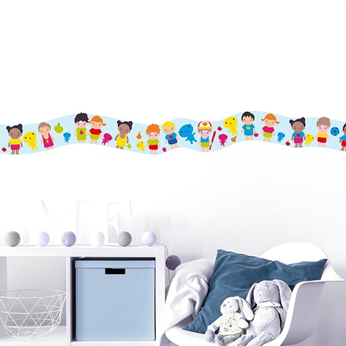 Sticker frise enfants du monde dans chambre d'enfant avec coussin bleu et peluches