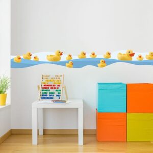 frise adhésive canards en pastique au bord de l'eau dans chambre d'enfant avec boulier et cubes colorés