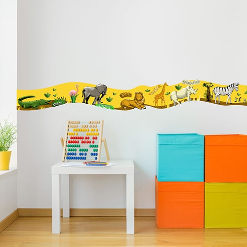 Adhésif mural renard heureux mis en ambiance sur le mur blanc d'une chambre pour enfants