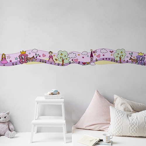 Jolis stickers muraux exotiques représentant des perroquets et autres éléement tropicaux posés sur un mur blanc dans un intérieur scandinave.