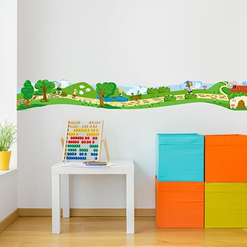 Stickers Animaux des bois sur mur blanc au-dessus d'un bureau d'enfant