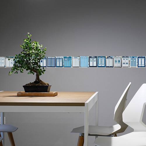 Frise cabines de plage bleues sur mur gris