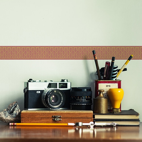 Sticker frise feuille rouge et jaune sur mur blanc