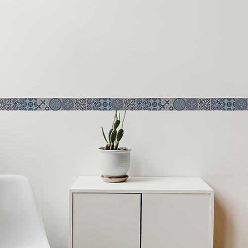 Frise imitation carrelage bleu et blanc sur mur clair