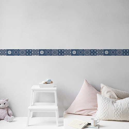 Sticker frise imitation carrelage design bleu sur mur clair
