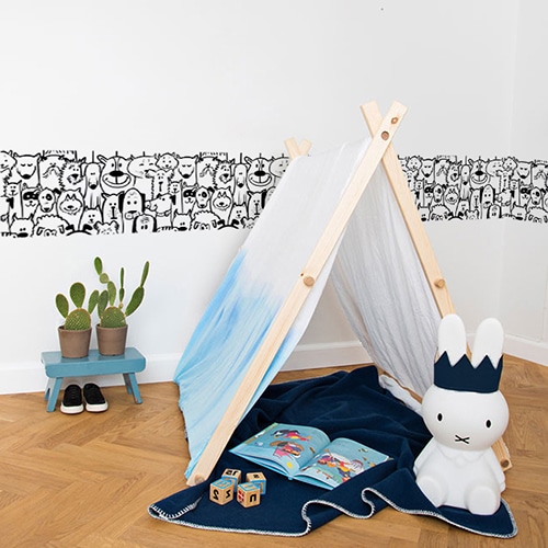 Optez pour notre sticker Chats et Chiens Sticker adhésif à colorier frise Chats et Chiens mis en ambiance dans une pièce de jeu pour enfants