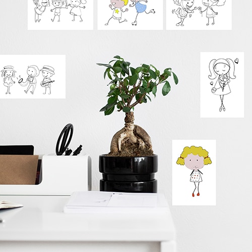 Stickers à colorier cartes d'enfants mis en ambiance Stickers autocollants cartes d'enfants en couleur mis en ambiance dans une pièce à vivre