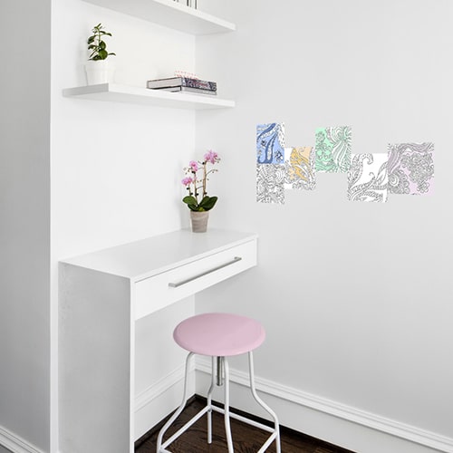 Stickers à colorier Fleurs Indiennes mis en ambiance, 1ère proposition Adhésifs muraux à colorier Fleurs Indiennes mis en ambiance sur un mur blanc