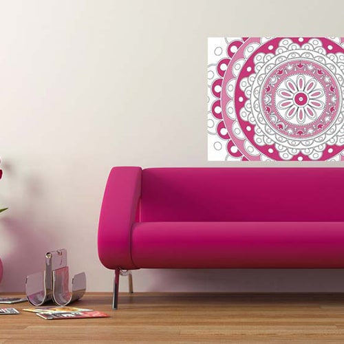 Stickers à colorier Rosace ! mis en ambiance, 2ème proposition Sticker mural à colorier Rosace mis en ambiance sur un mur clair au dessus d'un canapé rose