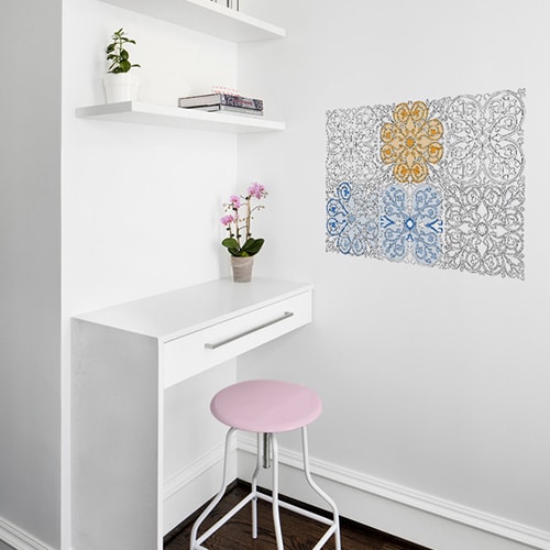 Choisissez nos stickers géants à colorier Arabesques Azulejos décoration mis en ambiance, 2ème proposition Autocollants muraux géants à colorier avec motifs azulejos mis en ambiance sur un mur blanc