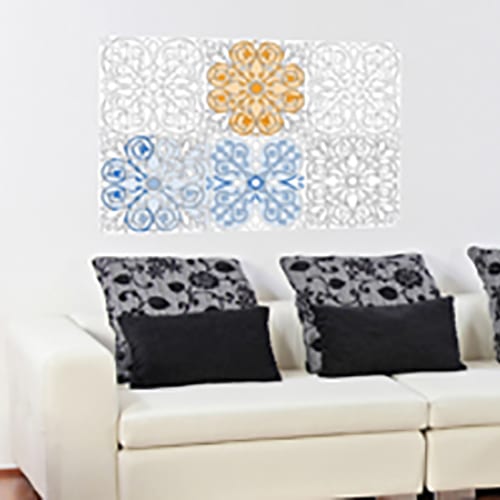 Choisissez nos stickers géants à colorier Arabesques Azulejos décoration mis en ambiance, 4ème proposition stickers muraux géants à colorier avec motifs azulejos mis en ambiance sur un mur blanc