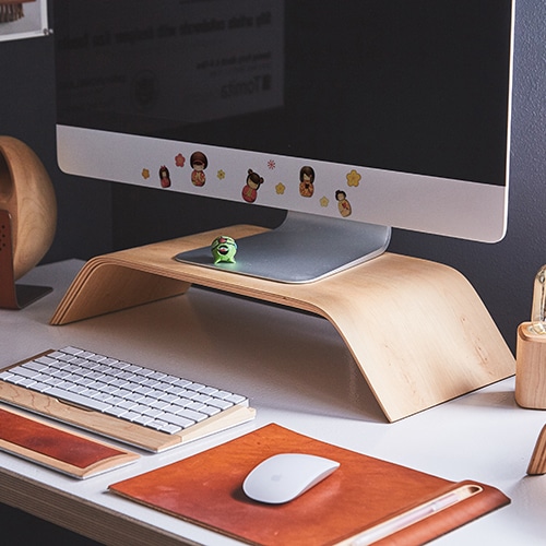 sticker décoratif moustache en croc orange collé sur un ordinateur de bureau