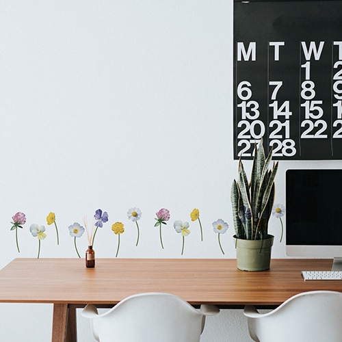 Stickers fleurs adhésifs au dessus d'un bureau