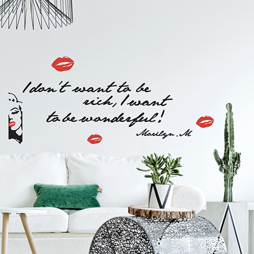 Stickers planche Marilyn Monroe avec une citation au-dessus d'un canapé blanc